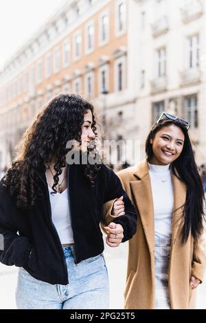 photo de deux amis heureux visitant la ville Banque D'Images