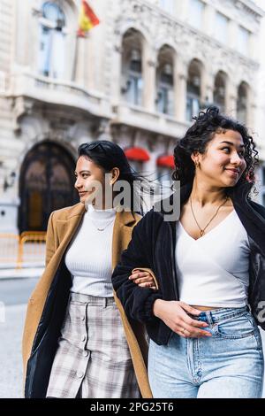 photo de deux amis heureux visitant la ville Banque D'Images