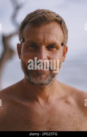 Portrait d'un bel homme d'âge moyen avec une barbe grise. Banque D'Images