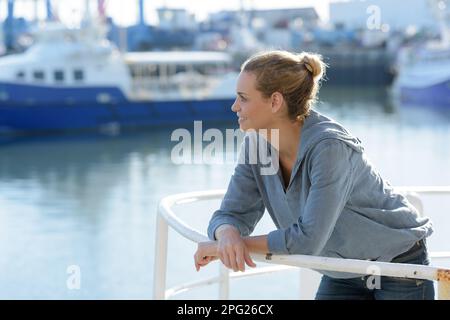 femme travaillant sur un bateau à moteur Banque D'Images