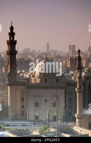 Égypte, le Caire, vues sur la mosquée Madrasa du Sultan Hassan et le centre du Caire de la Citadelle. Banque D'Images