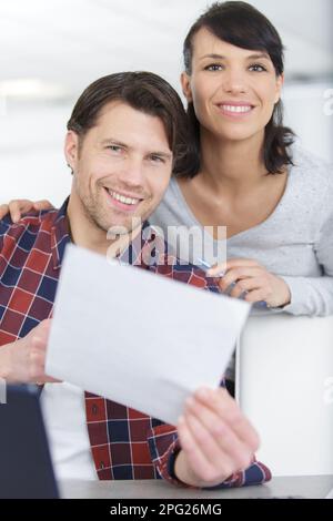 photo d'un couple heureux faisant des finances à la maison Banque D'Images