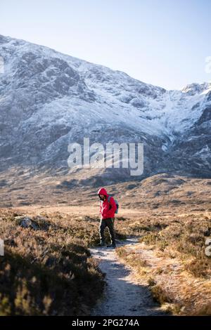 Solo randonnée dans les Highlands écossais en hiver Banque D'Images