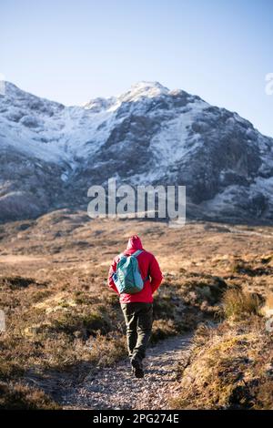 Solo randonnée dans les Highlands écossais en hiver Banque D'Images