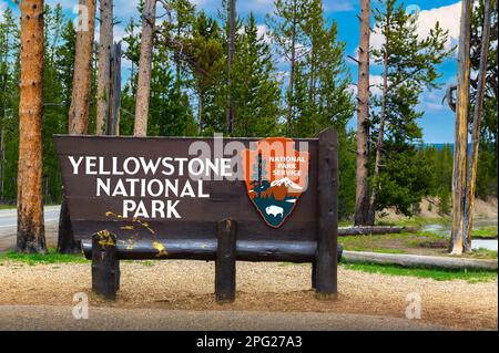 Panneau de bienvenue à l'entrée sud du parc national de Yellowstone dans le Wyoming, États-Unis Banque D'Images