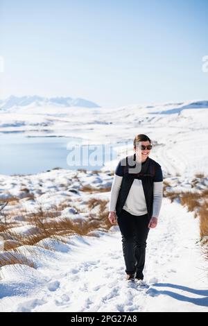 Femme millénale qui fait de la randonnée dans la neige sur les montagnes écossaises de l'île de Skye Banque D'Images