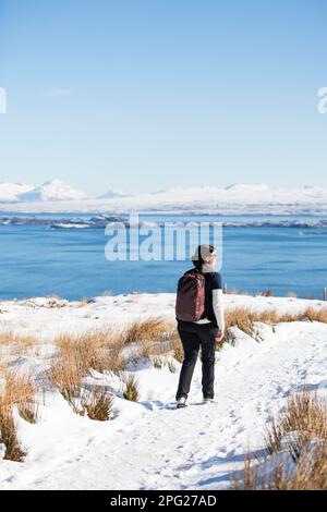 Femme millénale qui fait de la randonnée dans la neige sur les montagnes écossaises de l'île de Skye Banque D'Images