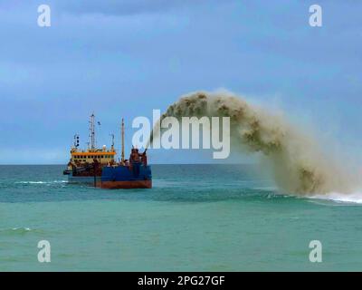 Bateau de dragage avec sable à effet pluie qui prolonge la plage au port de Fremantle Banque D'Images