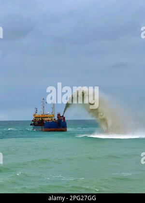 Bateau de dragage prolongeant la plage au port de Fremantle Banque D'Images