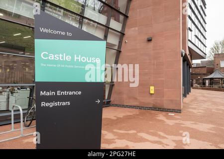 Newcastle-under-Lyme ,Staffordshire-royaume-uni avril, 21, 2022 château maison verre bâtiment moderne à côté de queens jardins centre-ville de Newcastle Banque D'Images