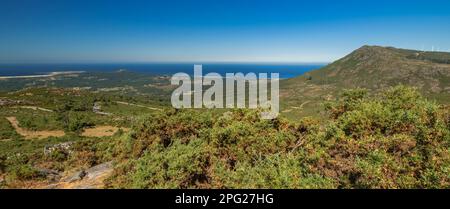 Vue panoramique de l'estuaire de la Ría de Arosa Saline depuis Un point de vue de Curota, Puebla del Caramiñal, Ría de Arosa, la Coruña, Galice, Espagne, Europe Banque D'Images