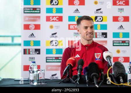 Hensol, pays de Galles, Royaume-Uni. 20th mars 2023. Nouveau capitaine de l'équipe nationale de football du pays de Galles Aaron Ramsey lors d'une conférence de presse à Vale Resort. Ramsey, 32 ans, joue actuellement au club de football de la Ligue française 1 Side Nice, prend la relève de Gareth Bale, qui a pris sa retraite après la coupe du monde de la FIFA 2022. Crédit : Mark Hawkins/Alay Live News Banque D'Images