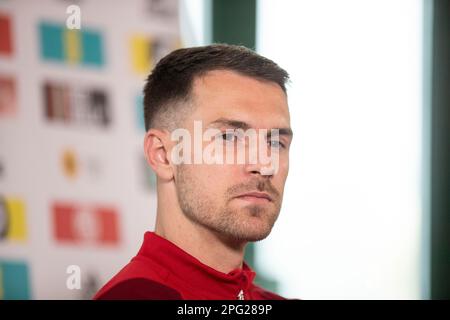 Hensol, pays de Galles, Royaume-Uni. 20th mars 2023. Nouveau capitaine de l'équipe nationale de football du pays de Galles Aaron Ramsey lors d'une conférence de presse à Vale Resort. Ramsey, 32 ans, joue actuellement au club de football de la Ligue française 1 Side Nice, prend la relève de Gareth Bale, qui a pris sa retraite après la coupe du monde de la FIFA 2022. Crédit : Mark Hawkins/Alay Live News Banque D'Images