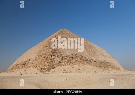 L'Egypte, dashur, Sneferu's pyramide rhomboïdale. Banque D'Images