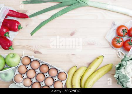 Cadre à base de nourriture. Légumes, fruits, œufs. Copier l'espace Banque D'Images