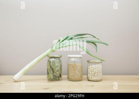 Composition à partir de poireaux et variété de légumineuses et de grains dans des pots en verre. Concept de zéro déchet et de style de vie écologique. Vie domestique sans gaspillage i Banque D'Images