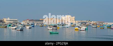 Citadelle de Qaitrava et bateaux dans le port, Alexandrie, Egypte Banque D'Images