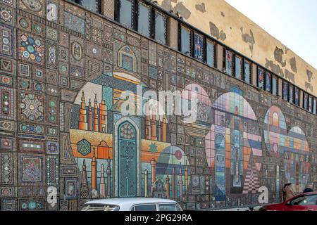 Mur de céramique Mosaïque près de la Citadelle de Qaitrava, Alexandrie, Égypte Banque D'Images