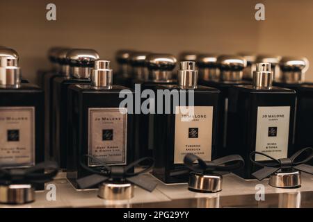 Bouteilles noires en verre de parfum de luxe JO Malone sur un stand. JO Malone London est une marque britannique de parfums et de bougies parfumées qui appartient depuis 1999 à est Banque D'Images