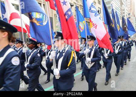 Randolph Macron Academy Band march dans le St. Patrick's Day Parade sur 17 mars 2023, à New York. (Photo : Gordon Donovan) Banque D'Images