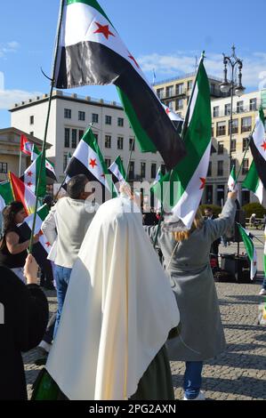 Berlin, Allemagne - 18 mars 2023 - 'Révolution jusqu'à la victoire' - rassemblement syrien devant la porte de Brandebourg à Pariser Platz. (Photo de Markku Rainer Peltonen) Banque D'Images
