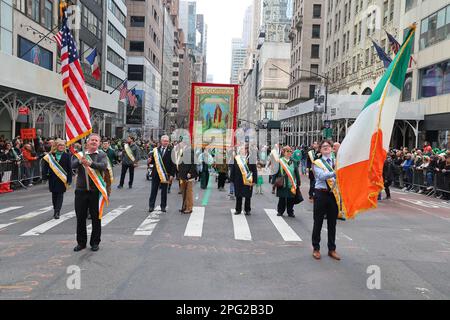 County Roscommon Society of New York marche dans la rue Patrick's Day Parade sur 17 mars 2023, à New York. (Photo : Gordon Donovan) Banque D'Images