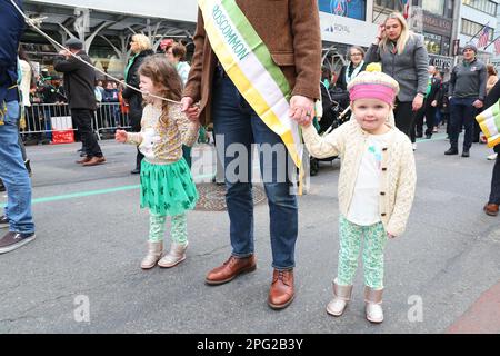 Les enfants tiennent la main des parents qui sont membres de la County Roscommon Society of New York march dans la rue Patrick's Day Parade sur 17 mars 2023, à New York. (Photo : Gordon Donovan) Banque D'Images