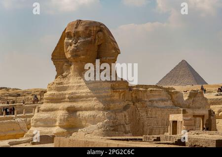 Le Grand Sphinx et la Pyramide de Menkaure à Gizeh, le Caire, Égypte Banque D'Images