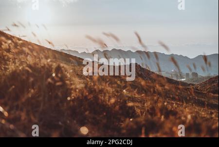 Magnifique paysage de montagnes à la lumière du coucher du soleil Banque D'Images