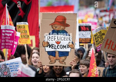 Londres, Royaume-Uni. 18 mars 2023. Un écriteau montrant l'ours de Paddington fictif - lui-même réfugié - déclarant "les réfugiés sont les bienvenus" à la démo de Resist racisme. Banque D'Images