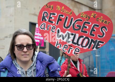 Une femme tient un écriteau fait à la main déclarant « les réfugiés sont les bienvenus ici » pendant le mois de mars annuel marquant la Journée de l'antiracisme de l'ONU, depuis le siège de la BBC à Portland PL Banque D'Images