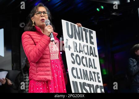 Londres, Royaume-Uni. 18 mars 2023. Extinction Bhavini Patel, activiste de la rébellion, s'adresse au rassemblement résister au racisme devant le siège de la BBC à Portland place, Mark Banque D'Images