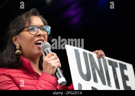 Londres, Royaume-Uni. 18 mars 2023. Extinction Bhavini Patel, activiste de la rébellion, s'adresse au rassemblement résister au racisme devant le siège de la BBC à Portland place, Mark Banque D'Images