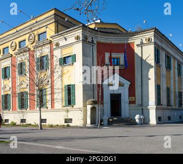 Tirana, Albanie. Mars 2023. Vue extérieure du bâtiment du siège du ministère du Tourisme et de l'Environnement sur la place Skenderbej, dans le centre-ville Banque D'Images