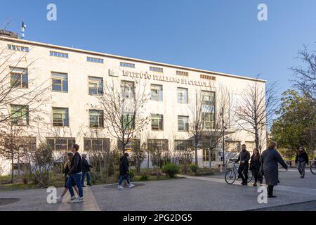 Tirana, Albanie. Mars 2023. Vue extérieure du bâtiment de l'Institut culturel italien dans le centre-ville Banque D'Images