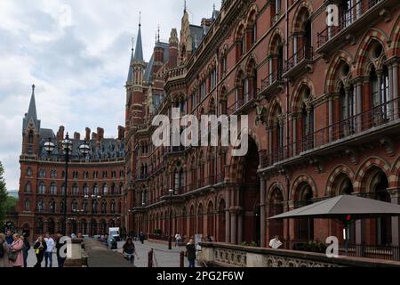 Londres - 05 07 2022 : façade des gares internationales de St Pancras sur Euston Rd Banque D'Images