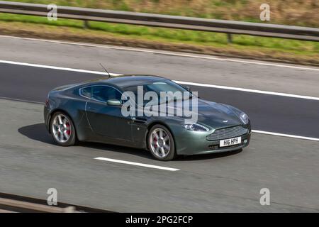 2006 (16) Green ASTON MARTIN V8 VANTAGE 4282cc essence Supercar manuelle à 6 vitesses ; sur l'autoroute M6, Royaume-Uni Banque D'Images