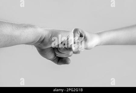 Petits et grands poings de père et de fils. La mère et la petite fille sont les plus jeunes. Noir et blanc Banque D'Images