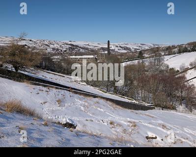 Bank Bottom Mills et le village de Marsden dans la neige. Banque D'Images