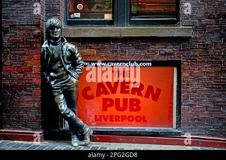 John Lennon Sculpture à l'extérieur du Cavern Pub, Mathew Street, Liverpool, Angleterre Banque D'Images