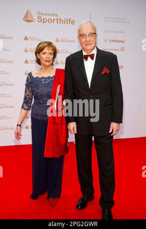 PHOTO D'ARCHIVE: Fritz PLEITGEN aurait tourné 85 sur 21 mars 2023, Fritz PLEITGEN, président de l'aide allemande au cancer, avec sa femme Gerda, tapis rouge, spectacle de tapis rouge, bal des Sports sur 07.02.2015 à Wiesbaden Banque D'Images