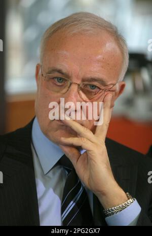 PHOTO D'ARCHIVE: Fritz PLEITGEN aurait été 85 ans sur 21 mars 2023, Fritz PLEITGEN, Allemagne, directeur de la diffusion en Allemagne de l'Ouest WDR, portrait, portrait, format vertical, 01/11/2005. ? Banque D'Images