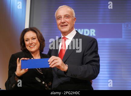 ARCHIVE PHOTO: Fritz PLEITGEN aurait tourné 85 sur 21 mars 2023, le directeur sortant Fritz PLEITGEN passe le bâton sur son successeur Monika PIEL, un rectangle bleu symbolise le coin manquant dans le logo WDR, Cérémonie de remise du directeur de la WDR West German Broadcasting de Fritz Pleitgen à Monika Piel à Cologne, 26 mars 2007. ? Banque D'Images