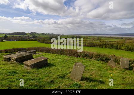 Vue sur le paysage environnant et l'estuaire Severn depuis l'église St Arilda sur une colline, Oldbury-on-Severn, South Gloucestershire, Angleterre, Royaume-Uni Banque D'Images