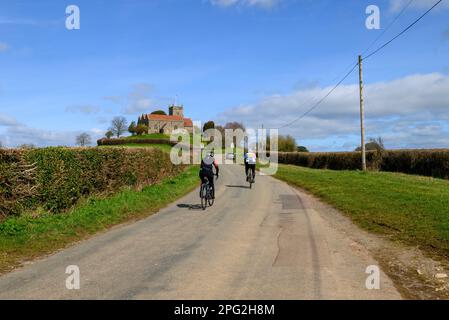 Cyclistes près de l'église St Arilda sur une colline, Oldbury-on-Severn, South Gloucestershire, Angleterre, Royaume-Uni Banque D'Images