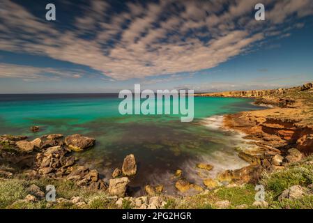 Vue panoramique sur la baie de Cala Rossa, Favignana Banque D'Images