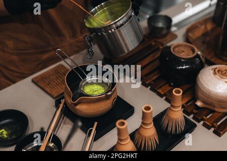 Thé vert matcha japonais. Ustensiles traditionnels fabriqués à partir de matières organiques naturelles Banque D'Images