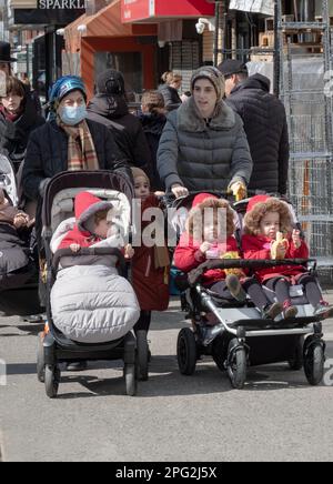 Les mères juives orthodoxes et les enfants portent des manteaux d'hiver rouges. À Brooklyn, New York. Banque D'Images