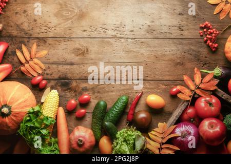 fruits et légumes de saison concept disposition avec copyspace. récolte d'automne sur fond de bois rustique encadré Banque D'Images