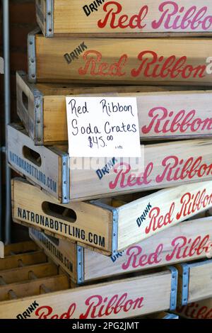 Caisses de soda Red Ribbon à vendre dans un magasin situé sur Penn Ave., dans le quartier Strip du centre-ville de Pittsburgh, en Pennsylvanie. Banque D'Images